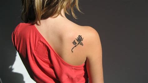 28 Eye-catching Shoulder Tattoos for Women in 2024