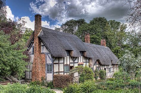 Anne Hathaway's Cottage | HDR creme