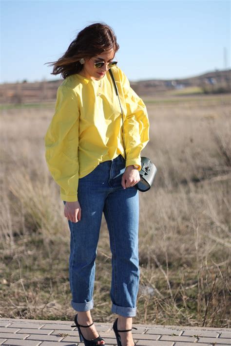 THE DREAM IS PARIS: Yellow shirt and mom fit jeans