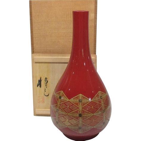 Fine Red Lacquerware Vase of Kinma Work 金馬 by Living National Treasure Masami Isoge Nosu 雅美 急げ ...