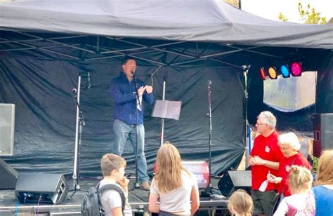 Robert joins residents for the Charlbury Street Fair | Robert Courts MP