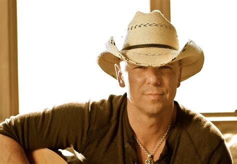 Kenny Chesney Receives Pinnacle Award at CMA Awards