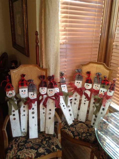 Snowmen made out of old picket fence | Fence post crafts, Christmas wood crafts, Xmas crafts