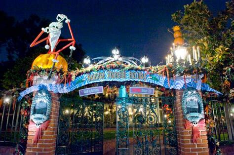 Disneyland Ride Review: Eerie and merry join for the Haunted Mansion ...