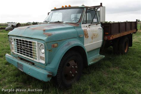 1970 GMC 5500 dump truck in Clarendon, TX | Item DF8037 sold | Purple Wave