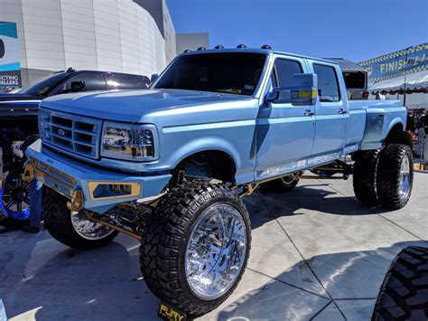 Brilliant Blue F-350 OBS Blends with the Vegas Sky - Ford-Trucks.com