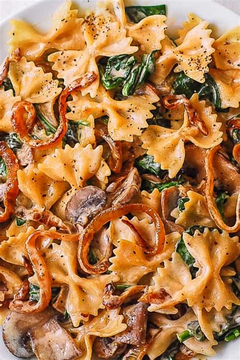 CREAMY BOW TIE PASTA WITH SPINACH MUSHROOMS, AND CARAMELIZED ONIONS - Cooking Recipes