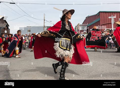 Native American Indian woman in traditional clothing dancing at the ...