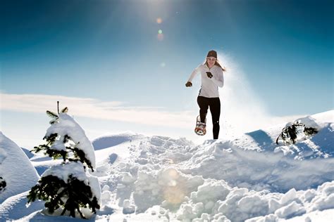 The Many Health Benefits of Snowshoeing | HuffPost Canada Life