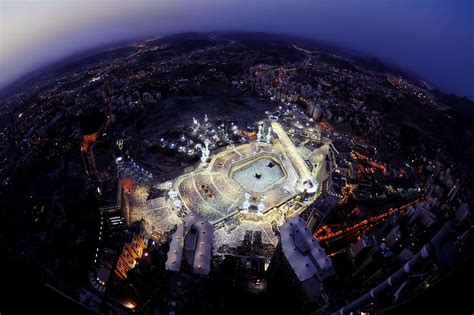 Download A View Of The Kaaba At Night | Wallpapers.com