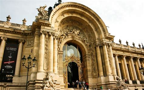 Book Arc de Triomphe entry and mini walking tour