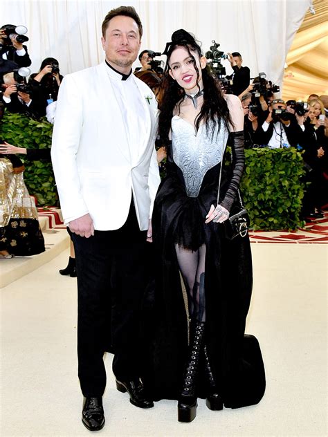 Elon Musk ออกแบบชุดในงาน Met Gala ให้ Grimes