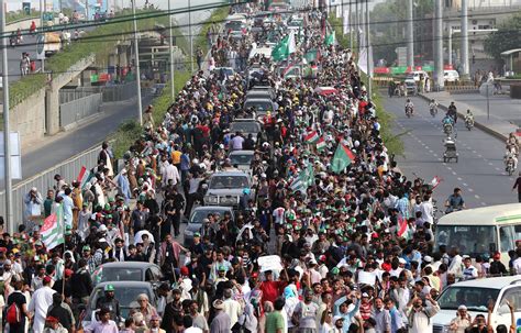 Protest March Bears Down on the Leader of Pakistan - The New York Times