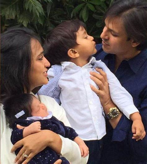 This Family Photo Of Vivek Oberoi With His Wife And Kids Is EVERYTHING ...