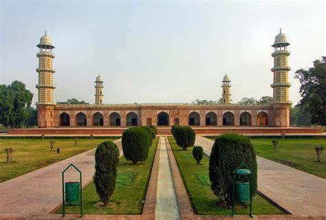 Lahore: Jahangir Tomb