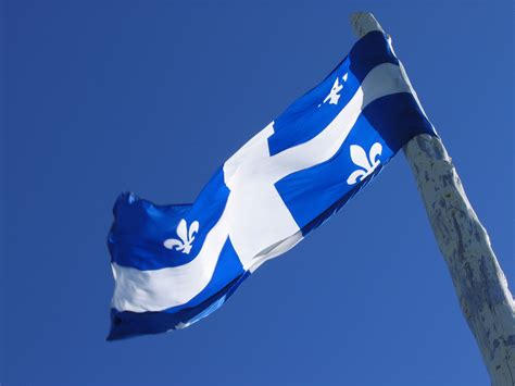 File:Drapeau du Québec au vent (Quebec flag flying in the wind).jpg ...