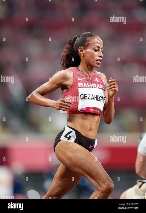 Kalkidan Gezahegne competing in the 10,000 meters of the 2020 Tokyo ...