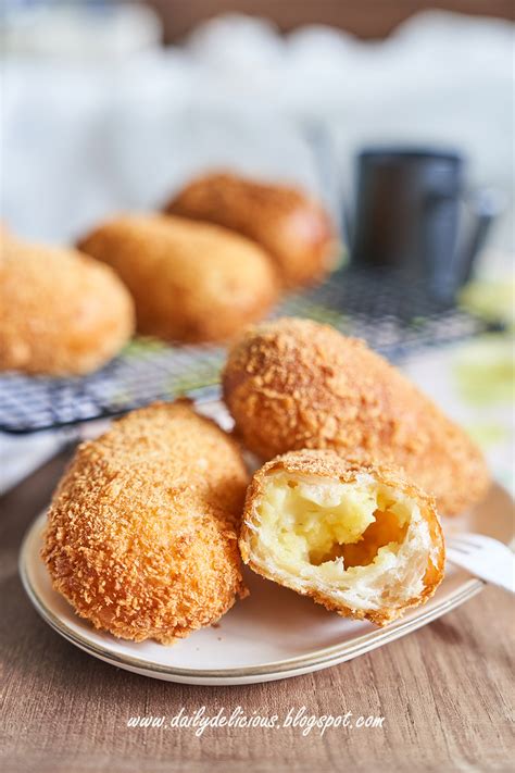 dailydelicious: Fried cheese bread