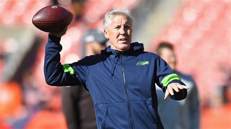 Pete Carroll plays QB at Seahawks' practice, gets hilarious reactions ...