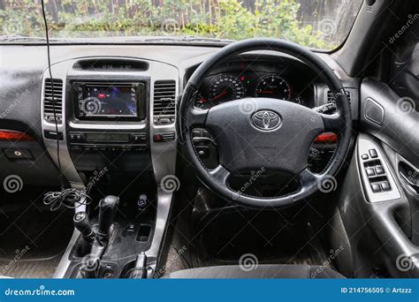 Toyota Land Cruiser Prado 120 Editorial Image - Image of board, brand ...