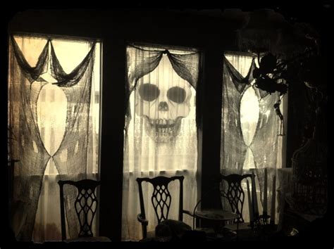 35 Ideas To Decorate Windows With Silhouettes On Halloween - Shelterness