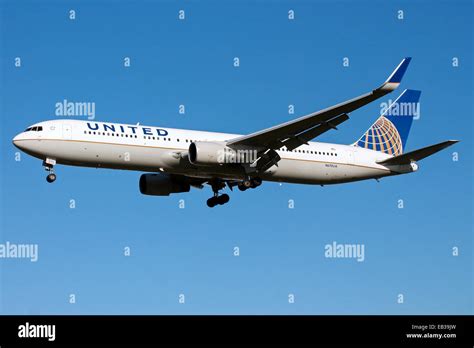 United Airlines 767 300 High Resolution Stock Photography and Images ...