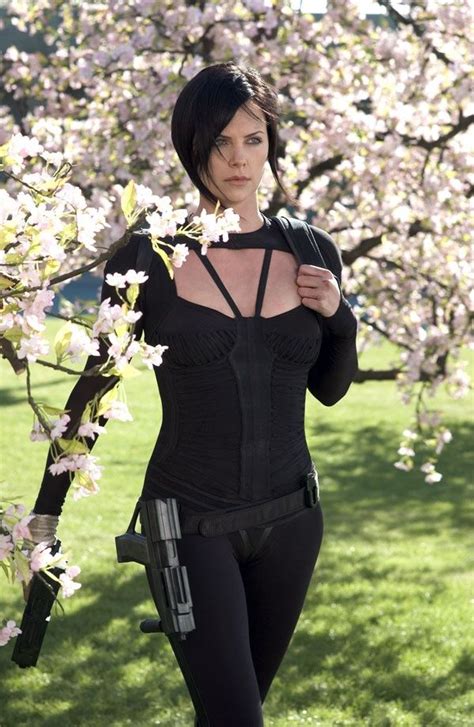 Charlize Theron as Aeon Flux | Charlize theron, Aeon flux, Charlize ...