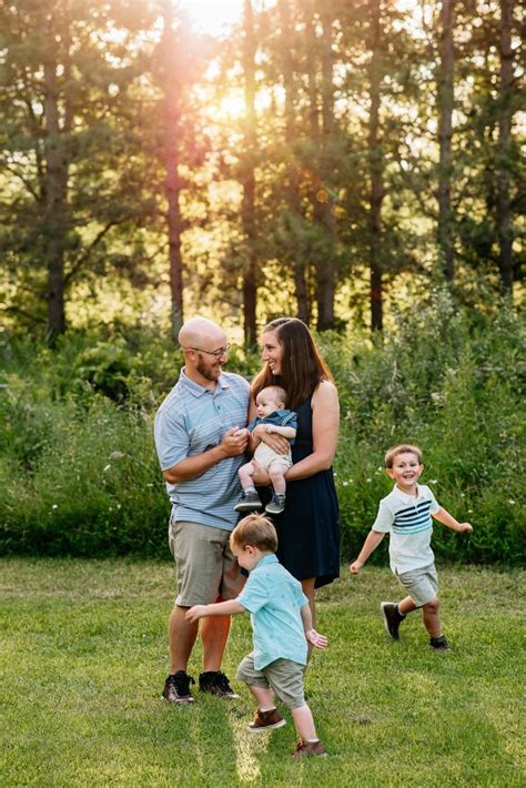 5 Must-Have Outdoor Family Session Poses by Daphodil Photo