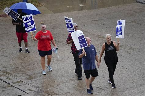 5,000 workers strike GM plant in Texas making profitable SUVs | The Arkansas Democrat-Gazette ...