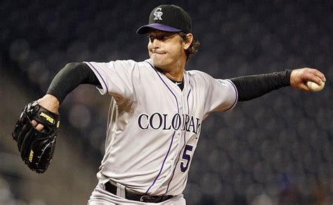 Jamie Moyer defies age, incredibly keeps pitching at 49