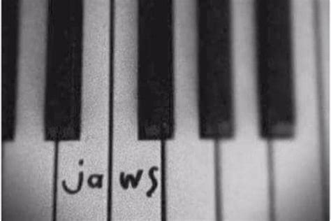 HOW TO PLAY THE JAWS THEME ON PIANO (SUPER EASY BEGINNERS LESSON) — The Daily Jaws