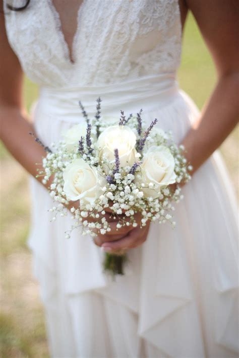 Simple, pretty bouquet with baby's breath and white roses and lavender | Ramos de novia, Flores ...