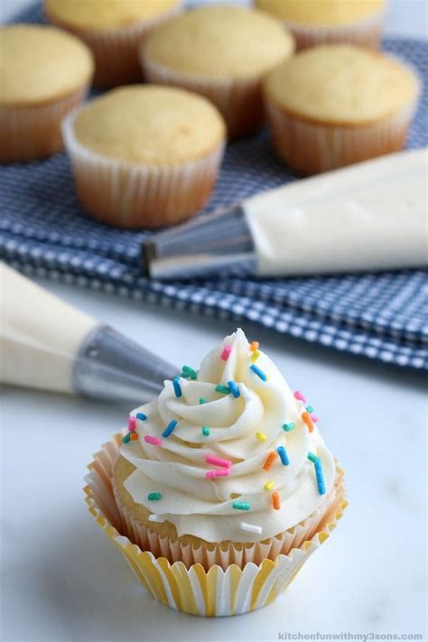 Homemade Cream Cheese Frosting Recipe (4-ingredients)