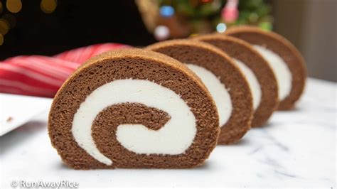 Chocolate Roll Cake (Banh Cuon Chocolate) - Easy Recipe with Video - RunAwayRice