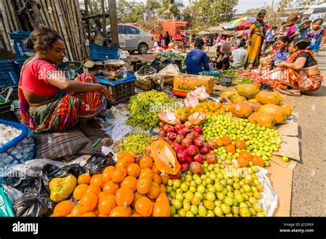 Sealdah market hi-res stock photography and images - Alamy