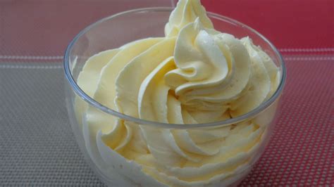 Une crème au beurre facile à réaliser, onctueuse et légère malgré le beurre qu’elle contient ...