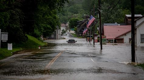 Flooding in Vermont Closes Roads and Threatens Towns - The New York Times