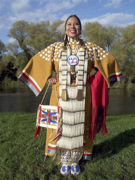 Dancing for the queen was an eye-opener | Native american clothing ...