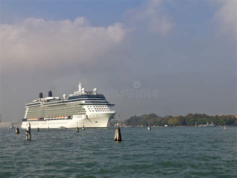 Cruise Ship Tender Pilot Manoeuvring Boat. Editorial Photo - Image of tourism, crew: 19611731