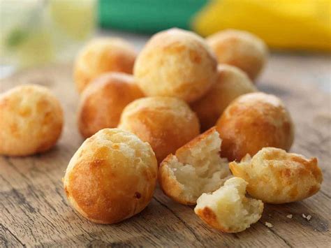 Pão de queijo - Brazilian cheese bread balls - Saga