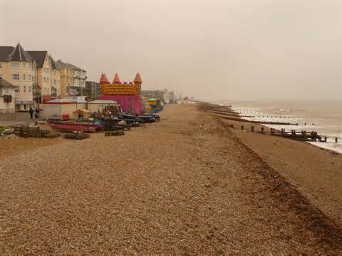 Bognor Regis: the seafront © Chris Downer cc-by-sa/2.0 :: Geograph Britain and Ireland