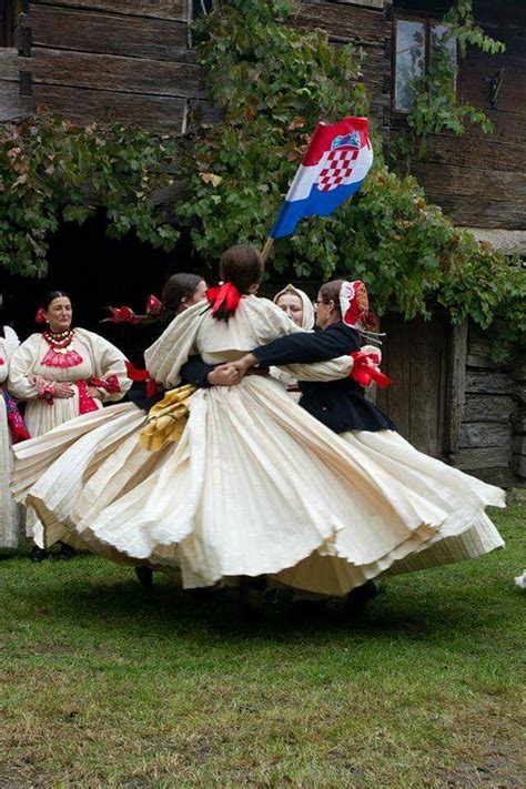 Sunja, Posavina, HRVATSKA | Folk costume, Folk clothing, Culture clothing