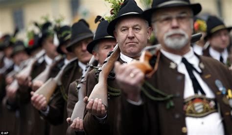 4,500 Germans parade their traditional costumes in annual mountain ...