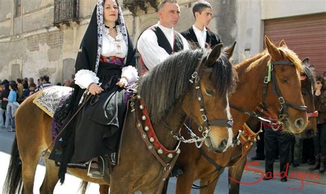 Sardinia’s costumes: artful dress steeped in tradition | discover-sardinia.com