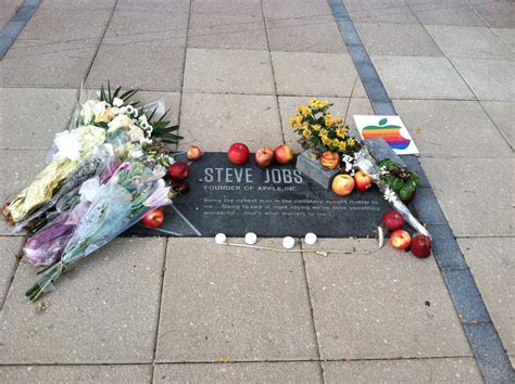 Memorial to Steve Jobs Lingers in Kendall Square | alum.mit.edu