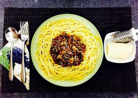 SPAGHETTI BOLOGNESE WITH MUSHROOMS - The Elegant Lane