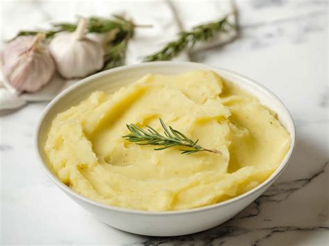 Buttery Vegan Bliss: Olive Oil Mashed Potatoes with Garlic & Rosemary ...