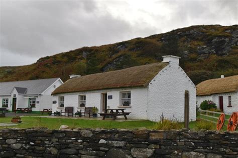 Glencolmcille Folk Village © N Chadwick cc-by-sa/2.0 :: Geograph Britain and Ireland