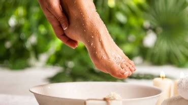 Sweaty hands and feet: Causes, treatment, and prevention | HealthShots