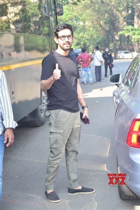 Vikrant Massey Spotted At Andheri - Gallery - Social News XYZ